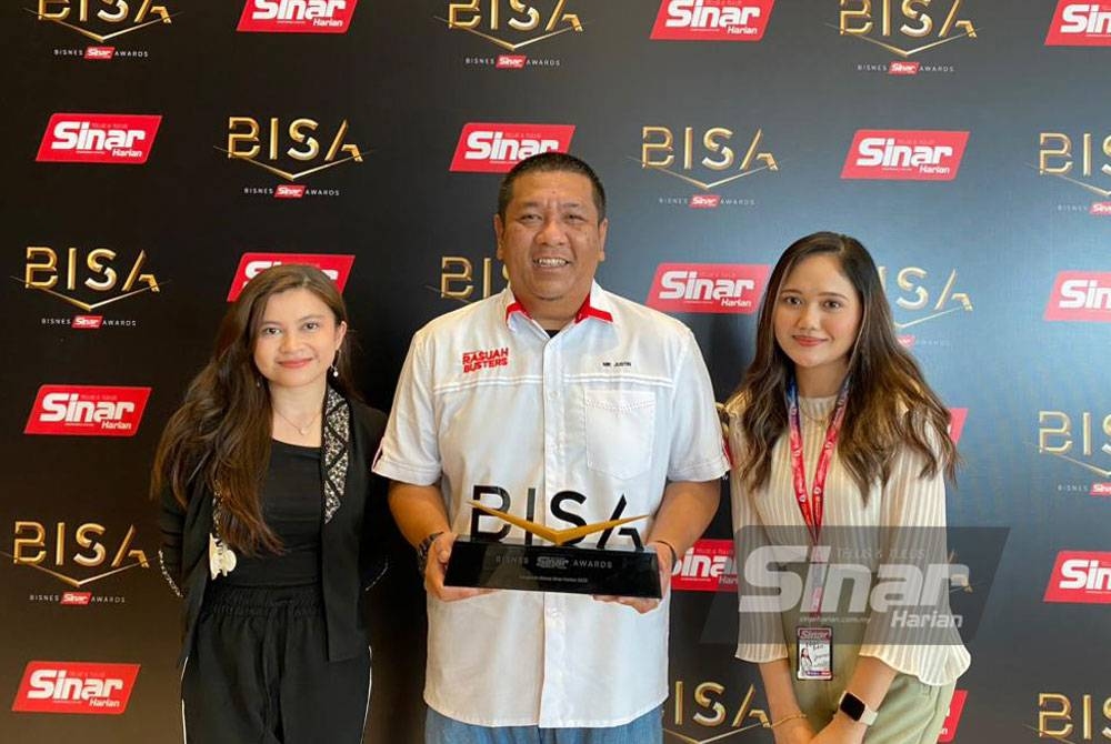 Nik Justin (tengah) menunjukkan trofi BISA yang akan diberikan kepada pemenang terdiri daripada lebih 30 usahawan tempatan.