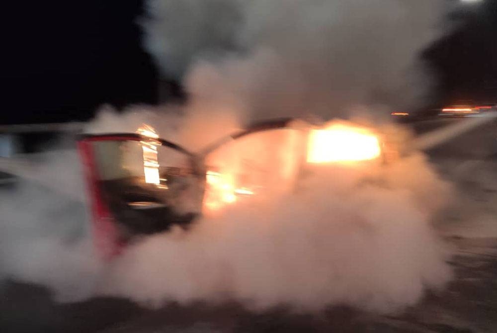 Sebuah Perodua Axia hangus 100 peratus selepas terlibat kemalangan jalan raya di Jambatan Pulau Pinang.