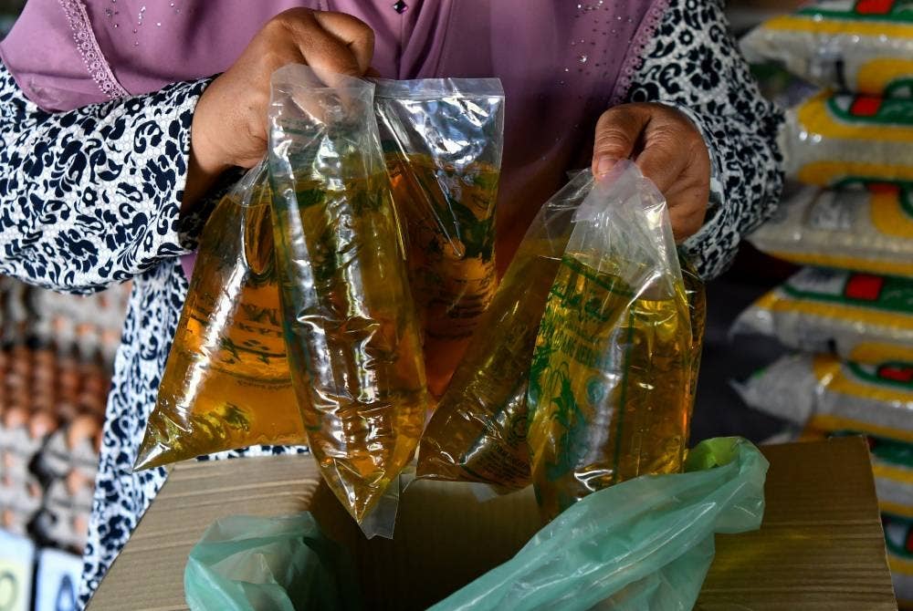 Kekurangan bekalan minyak masak peket bersubsidi di negara ini belum sampai pada tahap krisis. - Gambar hiasan