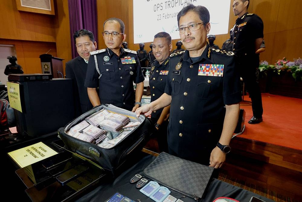 Khairul Dzaimee (tiga dari kiri) ketika sidang akhbar Ops Tropicana di ibu pejabat SPRM pada Khamis.