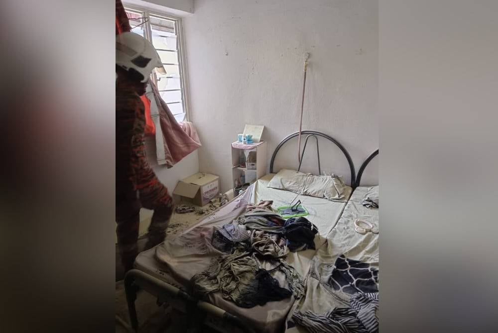 Keadaan bilik tidur di rumah mangsa selepas berlaku letupan akibat kebocoran gas.