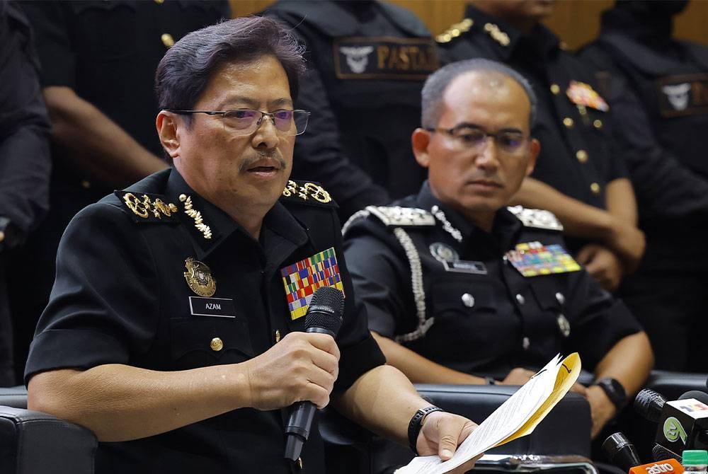 Azam Baki (kiri) dan Ketua Pengarah Imigresen Datuk Seri Khairul Dzaimee Daud ketika sidang akhbar mengenai Op Tropicana di Ibu Pejabat SPRM pada Khamis. - Foto: Bernama