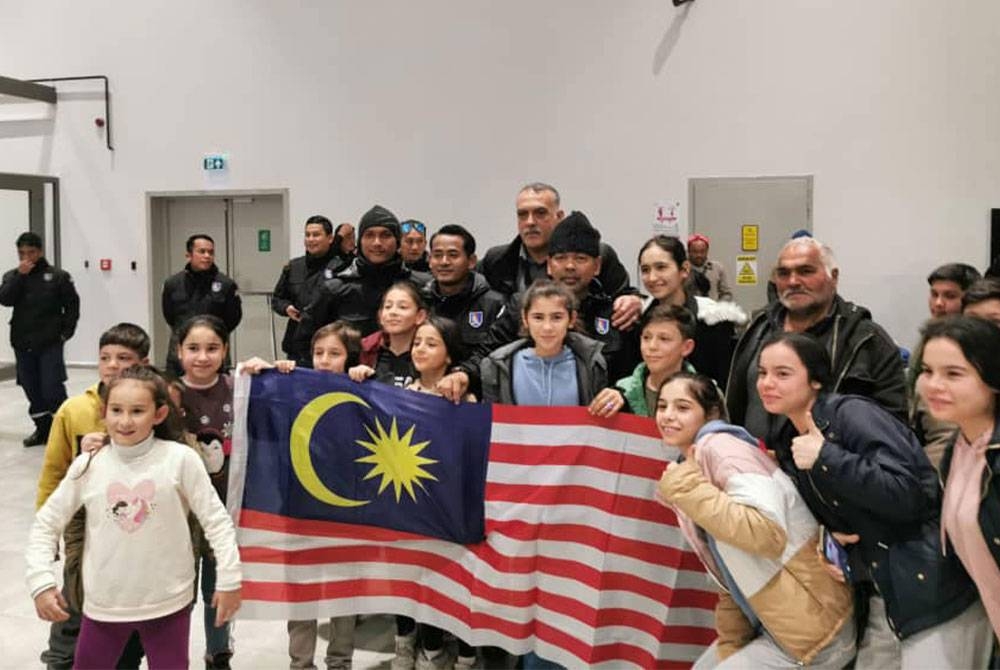 Orang ramai tidak melepaskan peluang merakam kenangan bersama pasukan SMART.