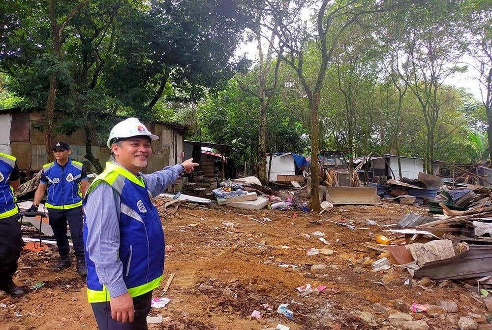 Abd Hamid menunjukkan kawasan penempatan haram PATI dibersihkan oleh pihak MPS di Cyberjaya pada Khamis.