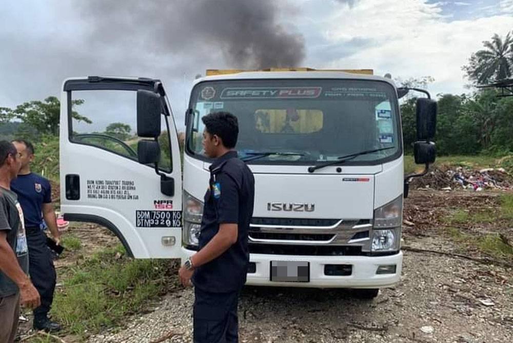 MPHS menyita sebuah lori yang dikesan membuang sampah haram di Jalan KKB - Rasa Ladang Ulu Selangor