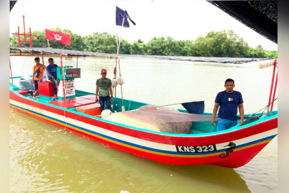 Zukiman (dua dari kiri) mengemudi bot fiber berenjin 175 kuasa kuda.