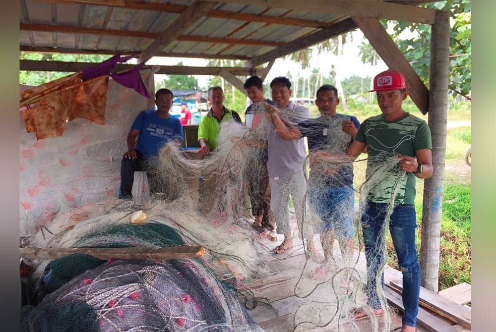 Nelayan menunjukkan pukat mereka yang perlu diganti setiap lima bulan.