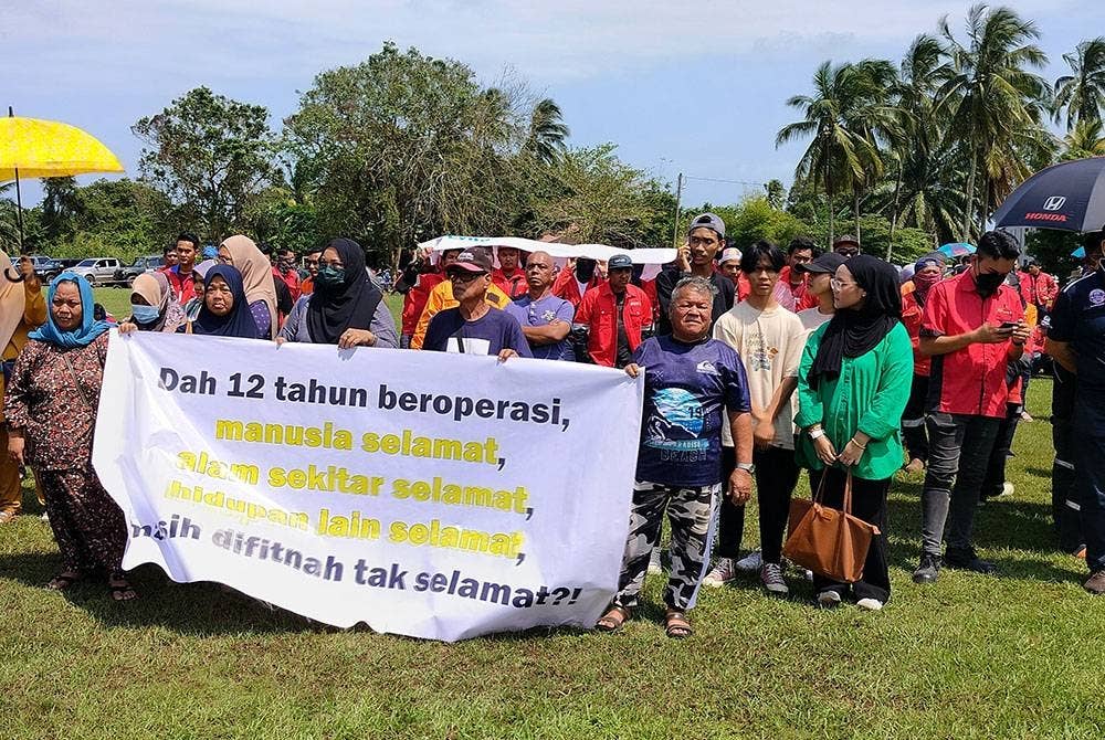 Antara wakil penduduk yang turut hadir pada himpunan aman Lynas di padang awam Balok di sini pada Khamis