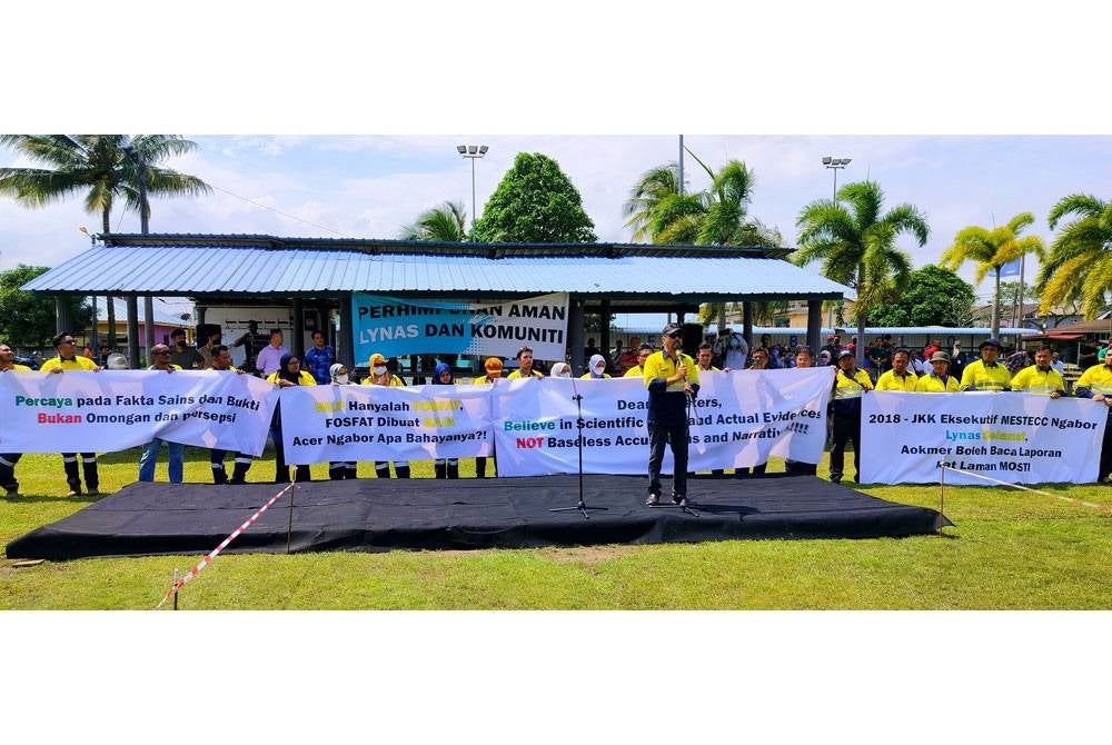 Dr Ismail Bahari antara yang hadir dan berucap pada himpunan aman Lynas di padang awam Balok di sini pada Khamis