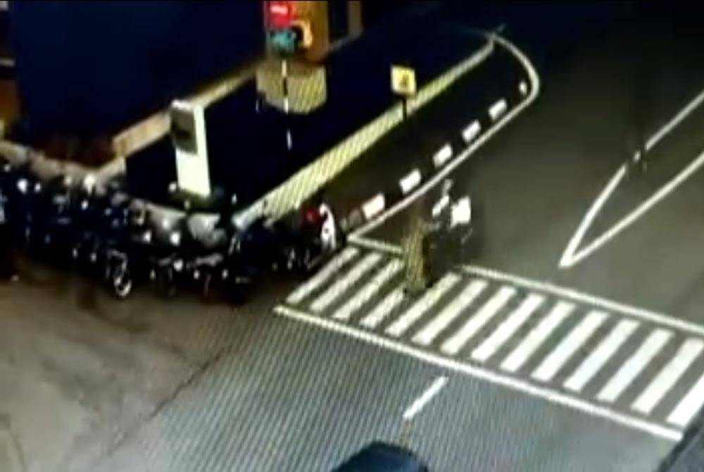 Rakaman CCTV di tempat kejadian menunjukkan seorang kakitangan MPK dirempuh sebuah motosikal ketika melintas di hadapan pejabatnya pada Isnin lalu.