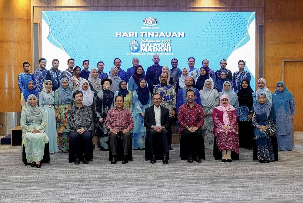 Anwar bergambar bersama pasukan Belanjawan 2023.