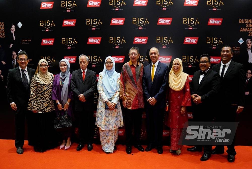 Salahuddin (lima dari kanan) diiringi Farah (tiga dari kiri) bersama barisan tetamu kehormat pada Majlis Anugerah BISA di Hotel Double Tree by Hilton, Shah Alam. -Foto Sinar Harian