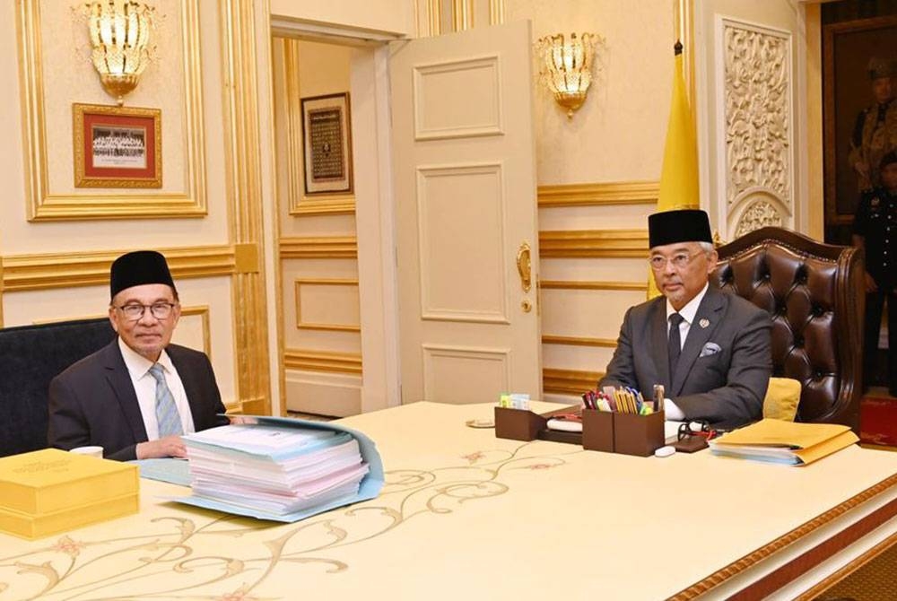 Anwar ketika menyembah maklum kepada Yang di-Pertuan Agong berhubung pembentangan Belanjawan 2023 yang akan dibentangkan di Dewan Rakyat esok. Foto: FB Anwar Ibrahim