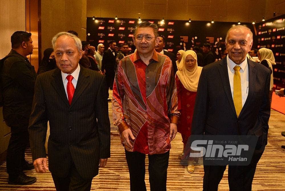 Ameer Ali (kiri) dan Penasihat Bersama Kumpulan Karangkraf, Datuk Muhammad Nasir Hamzah (kanan) mengiringi Salahuddin pada Anugerah Bisnes Sinar Harian (BISA) di Shah Alam, malam tadi.
