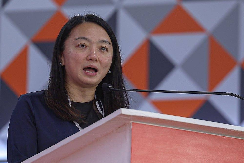 Hannah Yeoh berucap pada Majlis Pelancaran Aeon Big-Bubbles02 Liga Besbol Kebangsaan 2023 di sebuah pasar raya di Wangsa Maju pada Khamis. - Foto: Bernama