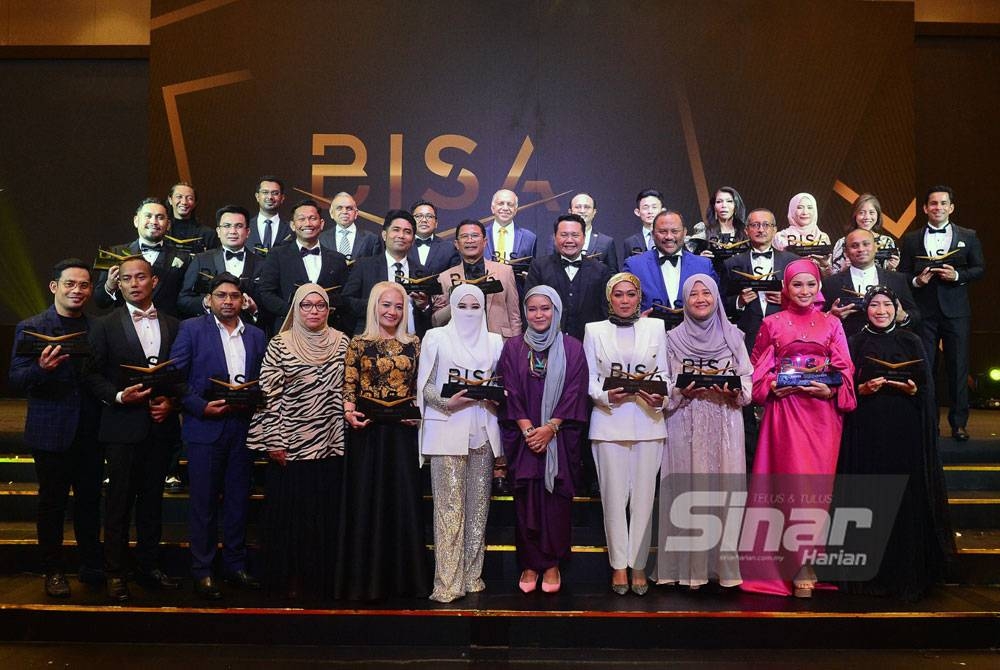 Kesemua penerima anugerah bergambar bersama selepas tamat Majlis Anugerah Bisnes Sinar Harian (BISA) di Hotel Double Tree by Hilton Shah Alam.