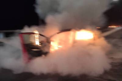 Sebuah Perodua Axia hangus 100 peratus selepas terlibat kemalangan jalan raya di Jambatan Pulau Pinang.