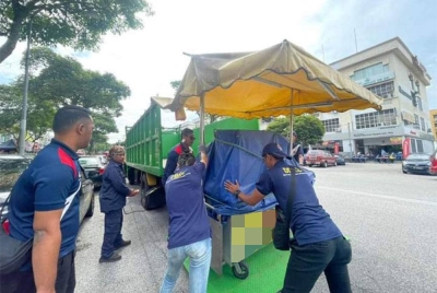 DBKL menyita empat gerai serta sebuah khemah perniagaan yang ditinggalkan di tepi dan bahu jalan termasuk laluan pejalan kaki di sekitar Kuala Lumpur.