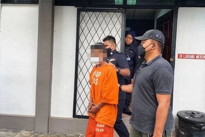 Suspek berusia 29 tahun dibawa keluar dari Mahkamah Majistret Jitra selepas mendapat perintah tahanan reman pada Khamis.