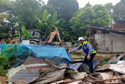 Abd Hamid turut meninjau rumah-rumah yang dibina oleh PATI di sebuah penempatan haram di Cyberjaya.