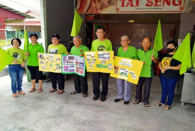 Eng Kee (empat dari kanan) bersama-sama aktivis Persatuan Anti Lynas Perak menunjukkan kejadian yang menimpa Kampung Bari Bukit Merah, Menglembu ketika sidang akhbar pada Khamis.