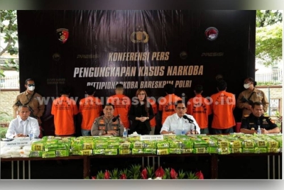 Sidang media oleh penguat kuasa Indonesia mengenai rampasan 220kg syabu yang dipercayai diseludup dari Malaysia.