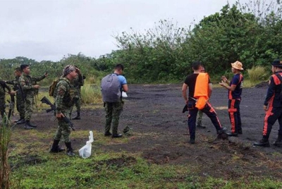 Antara anggota pasukan mencari dan menyelamat dalam misi mereka ke kawasan nahas di Tumpa Gulley, Camalig dalam wilayah Albay. - AP