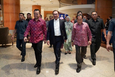 Anwar tiba di bangunan Perbendaharaan bagi meninjau persiapan akhir Belanjawan 2023.