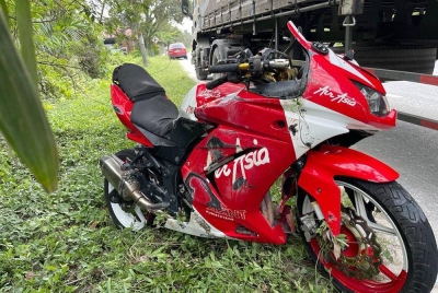 Nahas motosikal dan treler yang mengorbankan seorang warga emas di Kilometer 62 Jalan Ipoh-Kuala Lumpur dekat Tapah pada Khamis.
