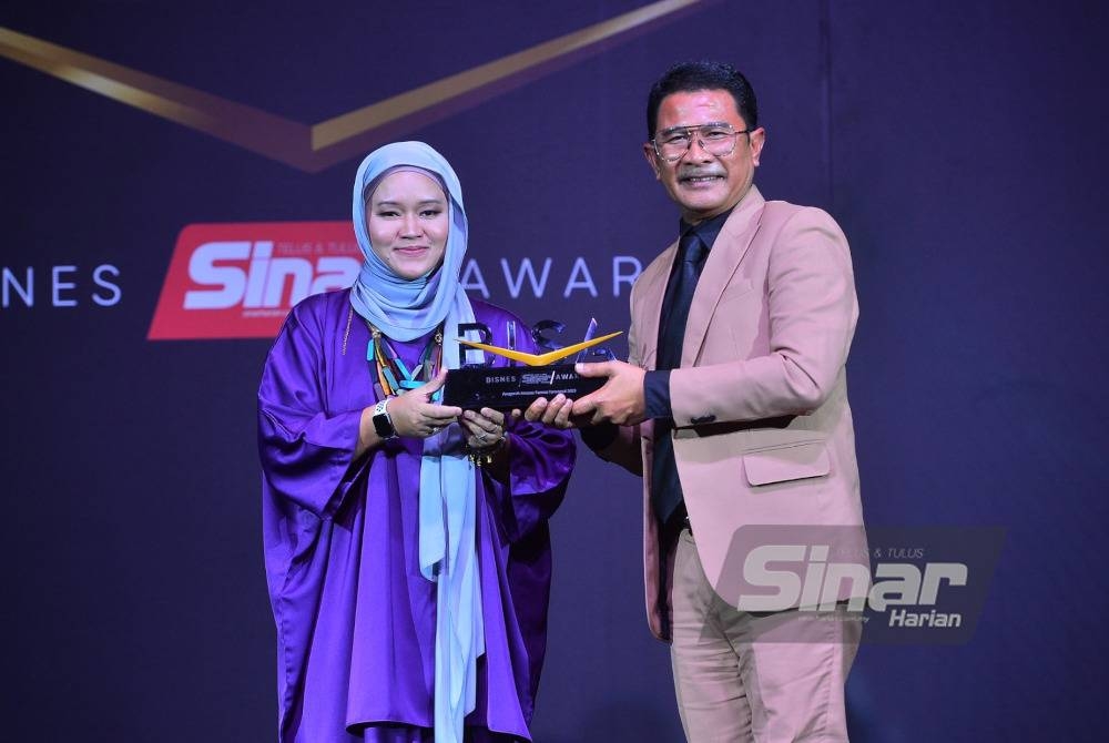 Ketua Pegawai Operasi Farm Fresh Berhad, Azmi Zainal, menerima Anugerah Jenama Tenusu Terunggul 2023 disampaikan oleh Ketua Pegawai Eksekutif Grup Sinar Karangkraf, Farah Hussamuddin.