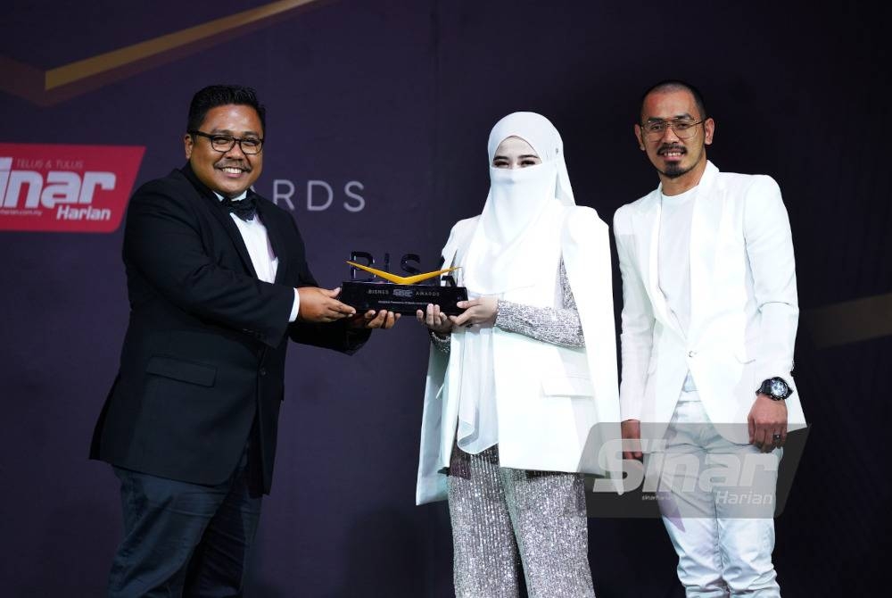 Zirra menerima Anugerah Pemasaran di Media Sosial 2023 dari Ketua Pengarang Kumpulan Sinar Harian, Zamri Rambli. - Foto Sinar Harian