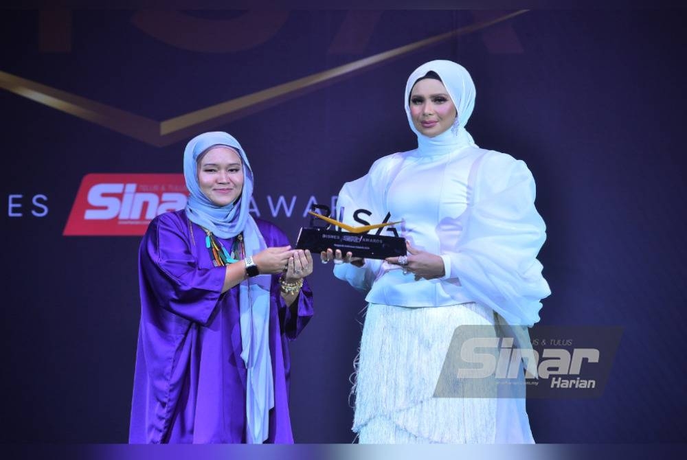 Rozita (kanan) ketika menerima anugerah disampaikan oleh Ketua Pegawai Eksekutif Grup Sinar Karangkraf, Farah Hussamuddin. - Foto Sinar Harian