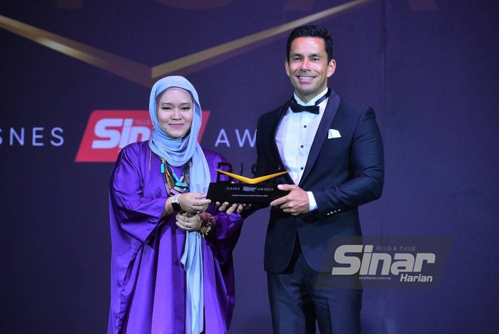 Kevin Zahri (kanan) ketika menerima anugerah disampaikan oleh Ketua Pegawai Eksekutif Grup Sinar Karangkraf, Farah Hussamuddin. - Foto Sinar Harian