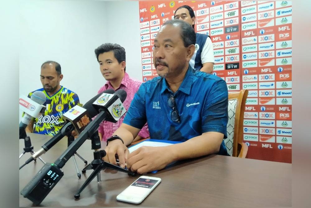 Khairul Anuar (kanan) ketika sidang akhbar di Stadium Perak di Ipoh pada malam Khamis.