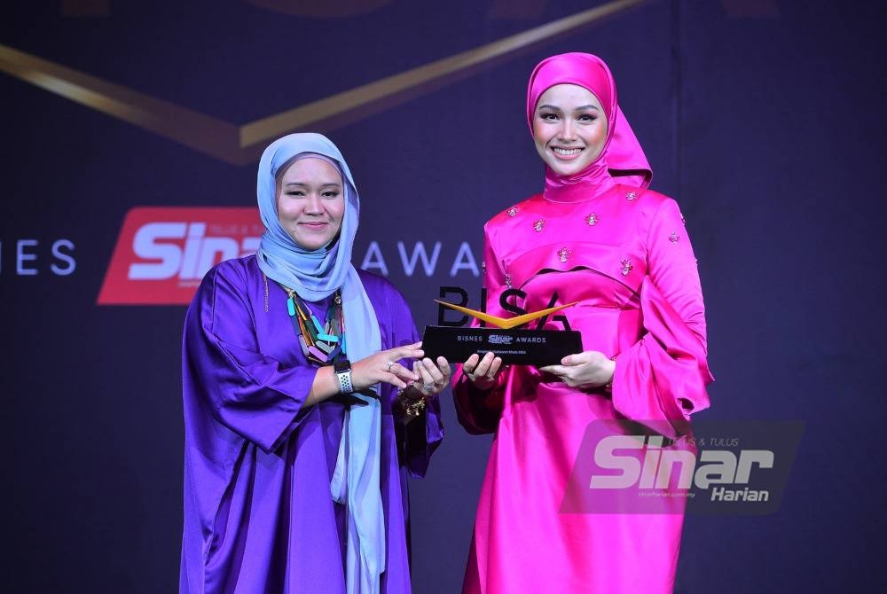 Tya Ariffin menerima Anugerah Usahawan Muda 2023 yang disampaikan oleh Ketua Pegawai Eksekutif Grup Sinar Karangkraf, Farah Hussamuddin. - Foto Sinar Harian