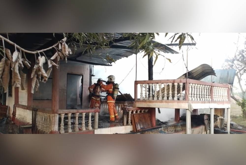 Sebuah rumah terbakar di Kampung Besah, Kuala Ketil, Baling pada pagi Jumaat. - Foto Ihsan Bomba