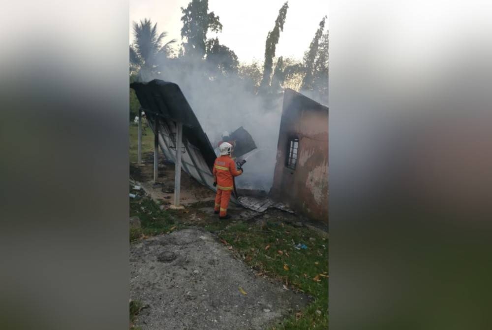Kerja-kerja memadamkan api dijalankan oleh bomba di lokasi kejadian. - Foto Ihsan bomba