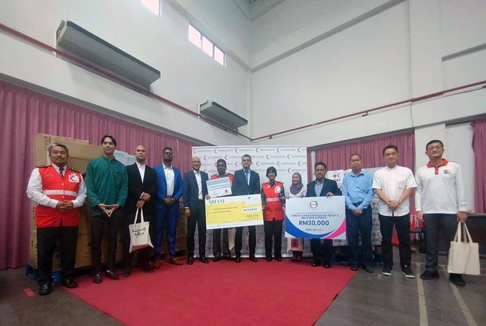 Para penyumbang bergambar bersama Tan Sri Tunku Puteri Intan Safinaz (enam dari kanan).