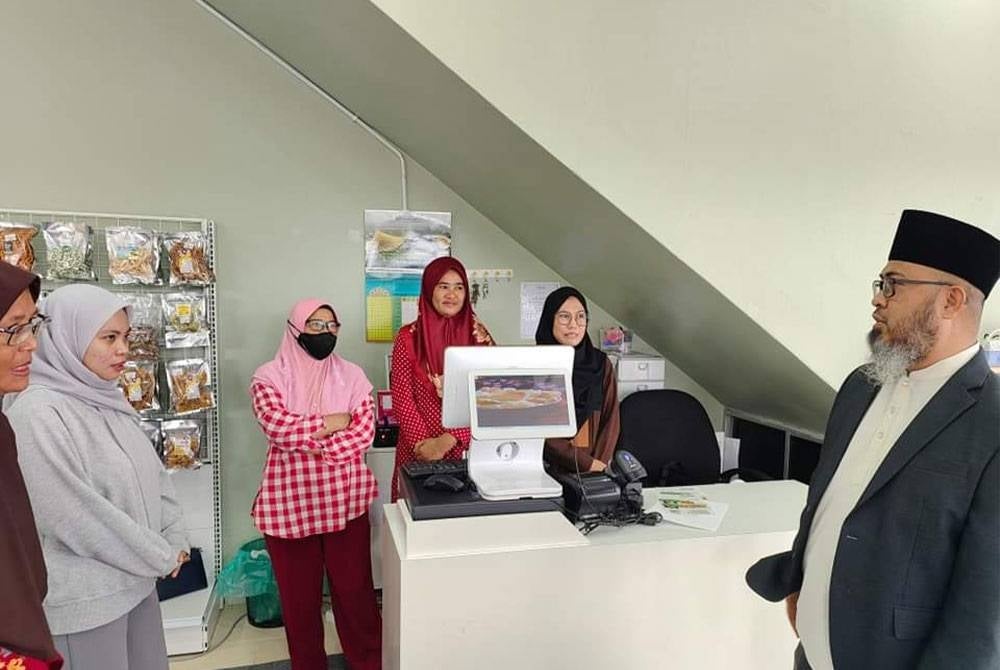 Dr Asmadi meninjau operasi Suq Asnaf yang dibuka di Pekan bagi membantu memasarkan produk usahawan asnaf di negeri ini. -