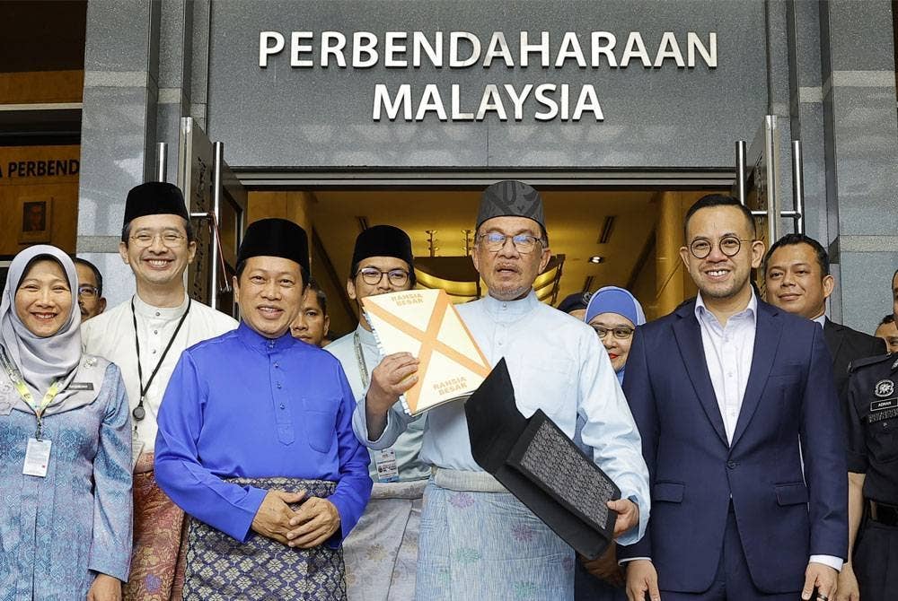 Anwar bertolak dari Kementerian Kewangan ke Parlimen untuk pembentangan Belanjawan 2023 Malaysia Madani pada Jumaat. - Foto Bernama