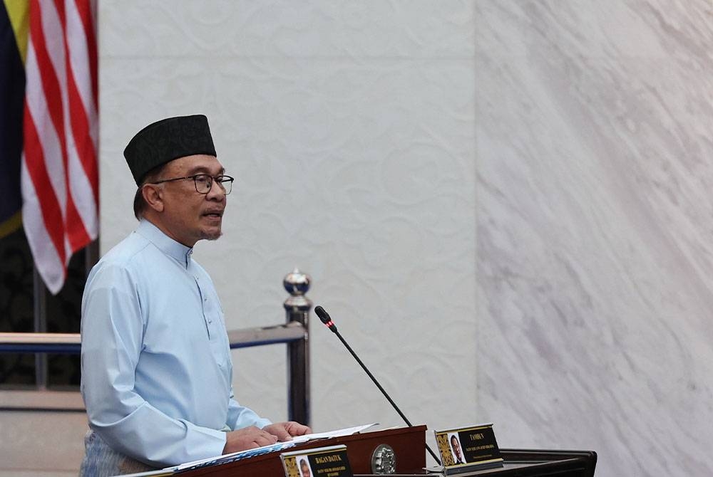 Anwar ketika membentangkan Belanjawan 2023 Malaysia MADANI di Bangunan Parlimen pada Jumaat. - Foto Bernama