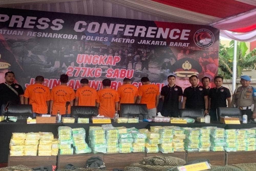 Polis Indonesia berjaya menumpaskan sindiket pengedaran dadah antarabangsa selepas penahanan enam lelaki tempatan. - Foto polis Indonesia