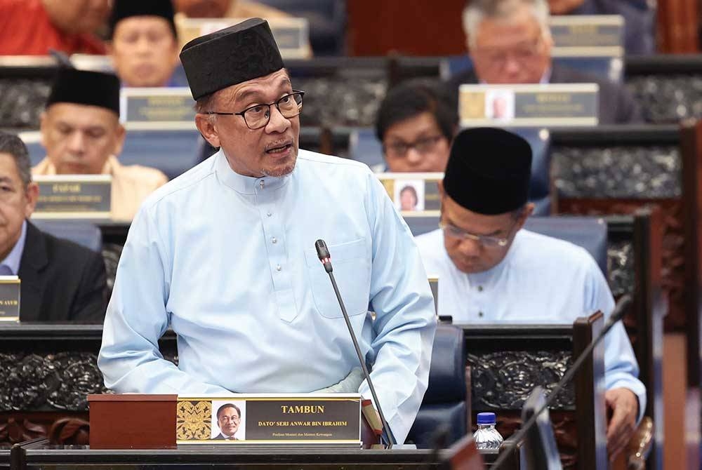 Anwar ketika membentangkan Belanjawan 2023 Malaysia MADANI di Bangunan Parlimen pada Jumaat. - Foto: Bernama