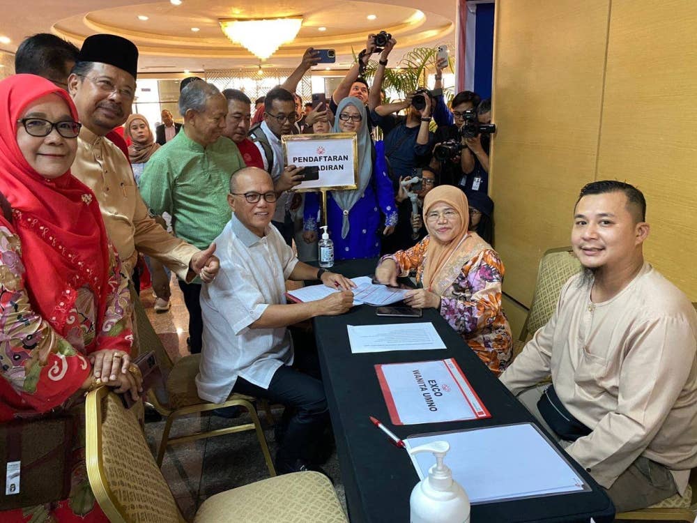 Wan Rosdy menyerahkan borang pencalonannya di Ibu Pejabat UMNO pada petang Jumaat.
