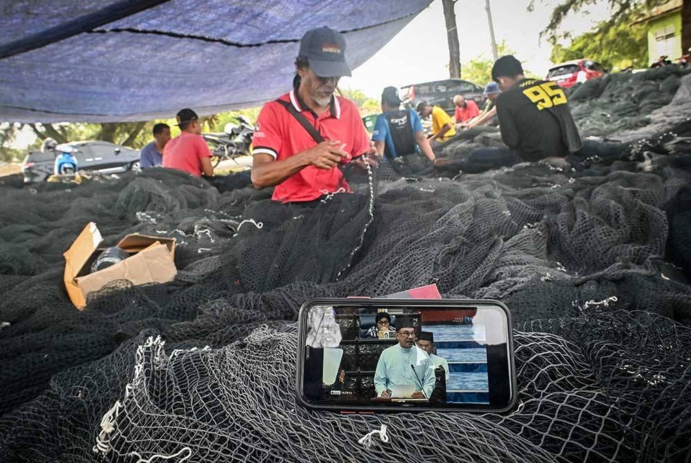 Para nelayan tempatan tidak melepaskan peluang menyaksikan siaran langsung Belanjawan 2023 Malaysia MADANI yang dibentangkan oleh Perdana Menteri yang juga Menteri Kewangan Datuk Seri Anwar Ibrahim pada tinjauan di Pulau Kekabu hari ini.