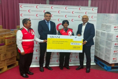 Sumbangan kewangan syarikat korporat terbabit diserahkan kepada Pengerusi PBSM Kebangsaan, Tan Sri Tunku Puteri Intan Safinaz (tiga dari kanan).