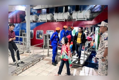 Penumpang Feri Express Bahagia 168 yang terkandas akibat paras laut surut berjaya diselamatkan dalam operasi malam tadi. - APMM