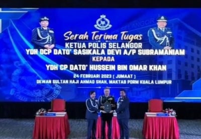 Acryl Sani (tengah) menyaksikan serah terima tugas antara Sasikala Devi dan Hussein dalam majlis di Maktab Polis Diraja Malaysia (PDRM), Cheras, di sini pada Jumaat. 