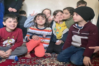 Ali (kiri) dan Aishah (dua dari kanan) bersama adik-beradik dan sepupu ketika ditemui di rumah bapa saudara mereka di Reyhanli, Turkiye.