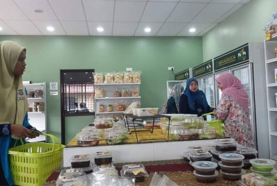 Produk keluaran usahawan asnaf yang dijual di Suq Asnaf mendapat sambutan baik daripada pelanggan. Foto: FB MUIP